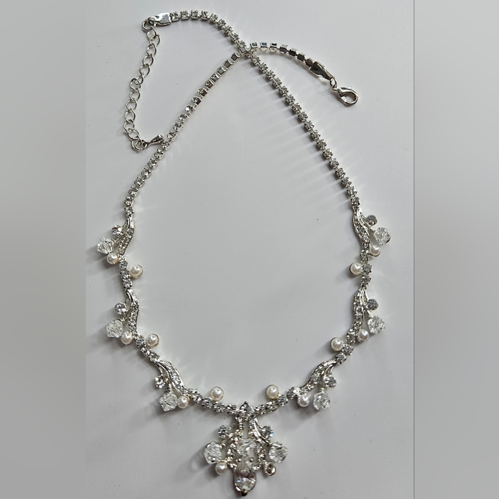 🌟Vintage Glam Silver Sparkly Necklace With Crystals And Pearls 🌟